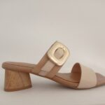 Sandalia tipo zueco con hebilla beige 27961