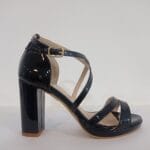 Sandalia tiras cruzadas charol negro 006