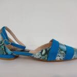 Zapato plano atado al tobillo