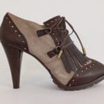 Abotinado cordones y flecos marron 057/34