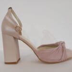 Zapato con pulsera adorno nudo nacar rosa Marga