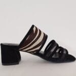 Sandalia con banda animal print negra 04752