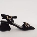 Sandalia con tachuelas en la pala ante negro 04793