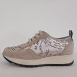 Deportiva beige  con metal estampado 030
