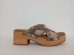 Sandalia en zueco cruzado serpiente 002