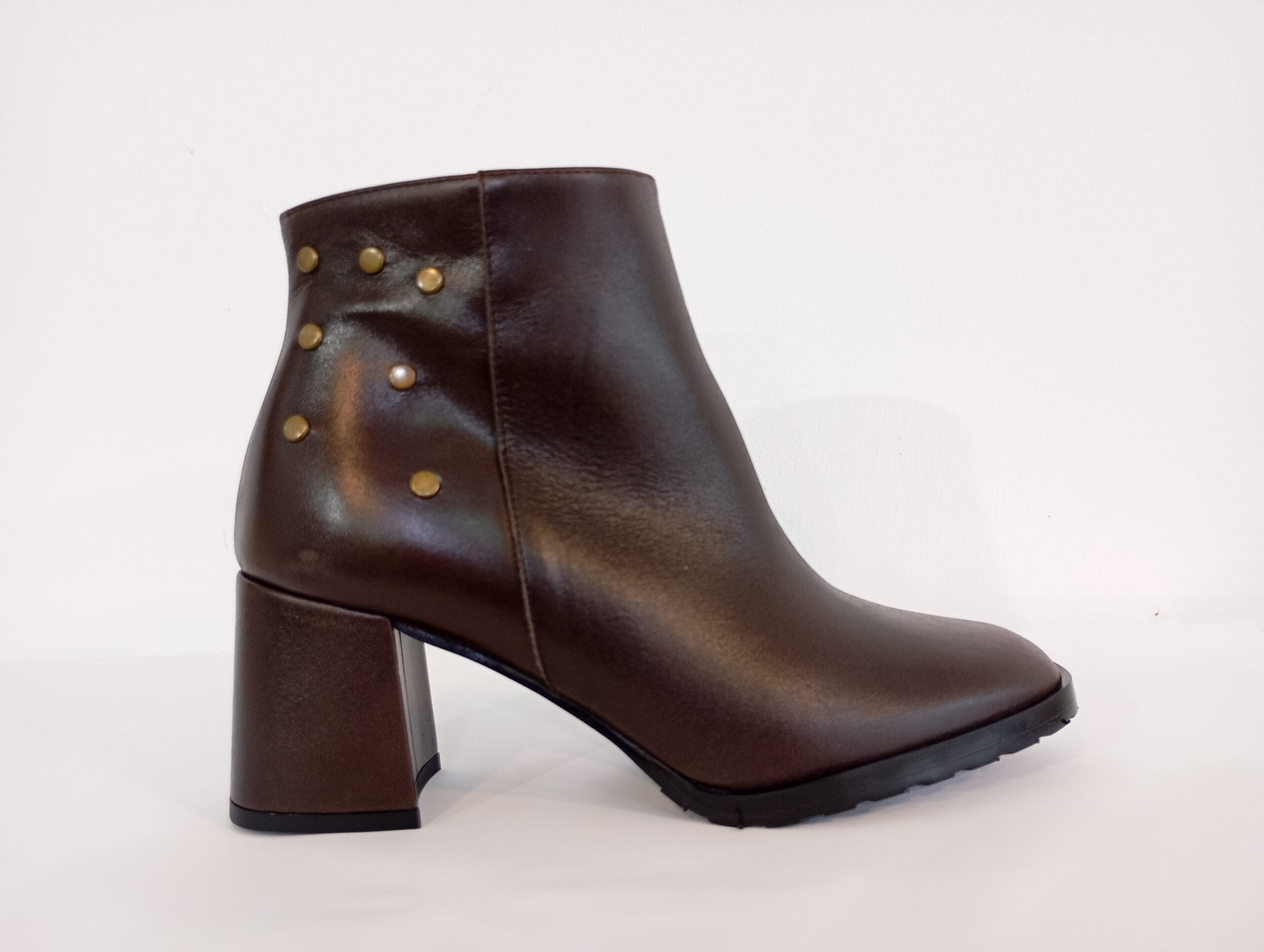 1790782607294 Botin cremallera tachas chocolate Lara - Imagen 1